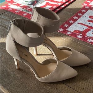 Gianni Bini Nude high heels
